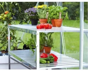 Alumiinipöytä, jossa on lisähylly 52 x 120 cm.